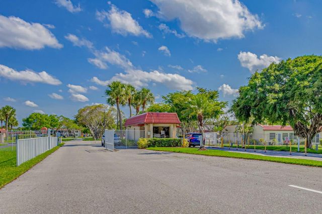 135 Lake Anne Drive, West Palm Beach, FL 33411