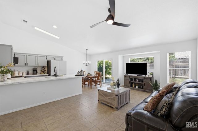 602 Lazy River Lane, Bakersfield, CA 93307