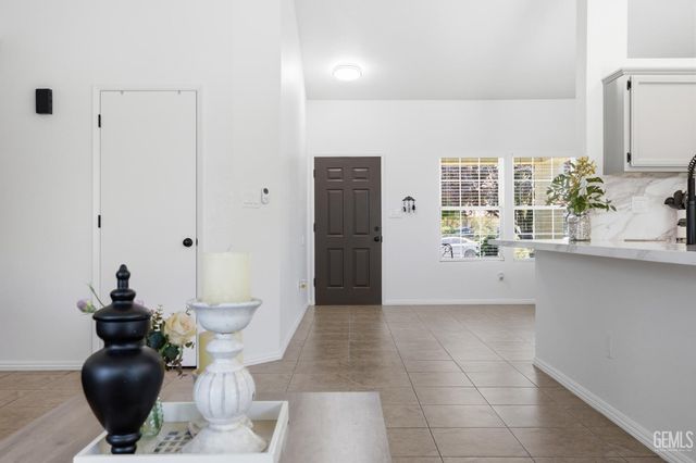 602 Lazy River Lane, Bakersfield, CA 93307