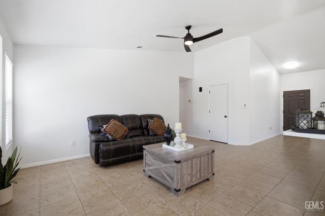 602 Lazy River Lane, Bakersfield, CA 93307