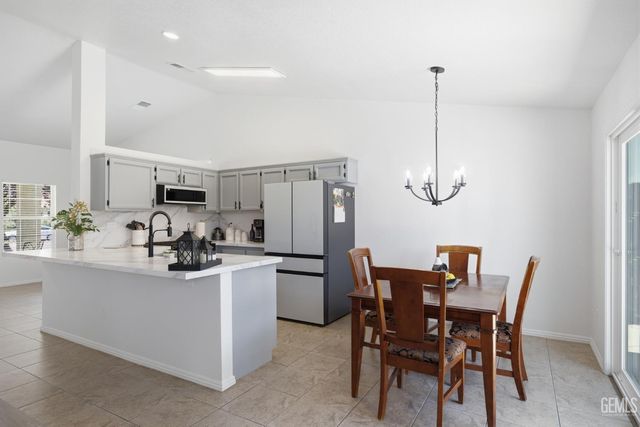 602 Lazy River Lane, Bakersfield, CA 93307