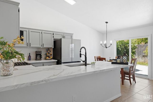 602 Lazy River Lane, Bakersfield, CA 93307