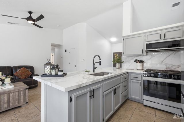 602 Lazy River Lane, Bakersfield, CA 93307