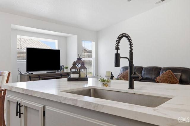 602 Lazy River Lane, Bakersfield, CA 93307