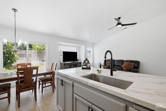 602 Lazy River Lane, Bakersfield, CA 93307