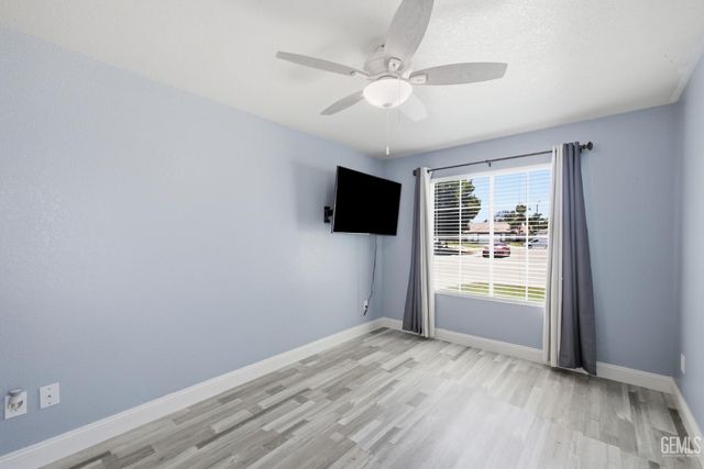 602 Lazy River Lane, Bakersfield, CA 93307