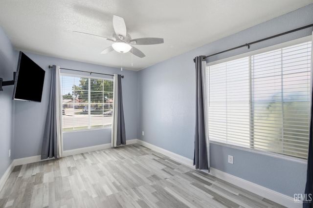 602 Lazy River Lane, Bakersfield, CA 93307