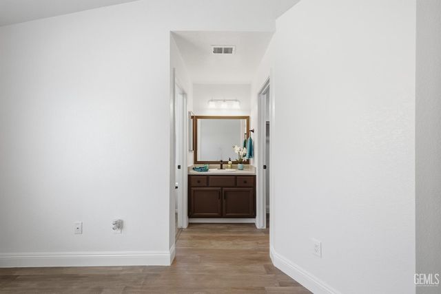 602 Lazy River Lane, Bakersfield, CA 93307