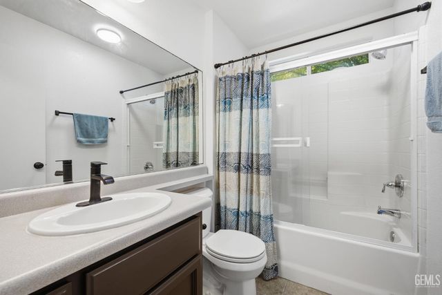 602 Lazy River Lane, Bakersfield, CA 93307