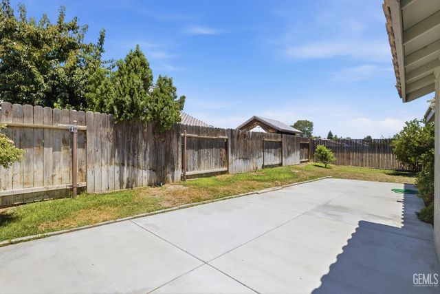602 Lazy River Lane, Bakersfield, CA 93307