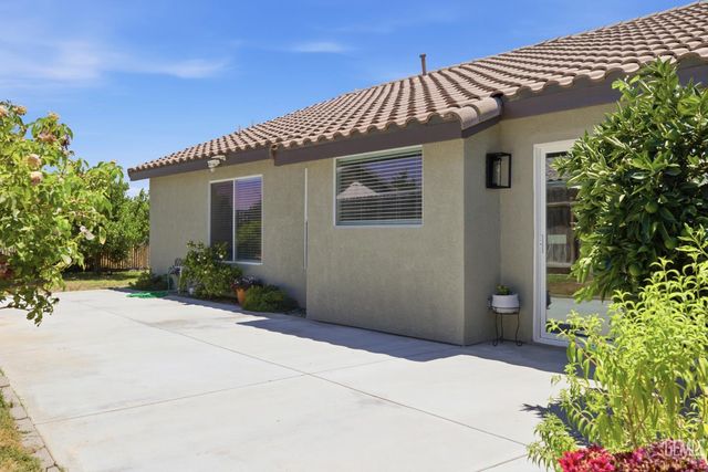 602 Lazy River Lane, Bakersfield, CA 93307