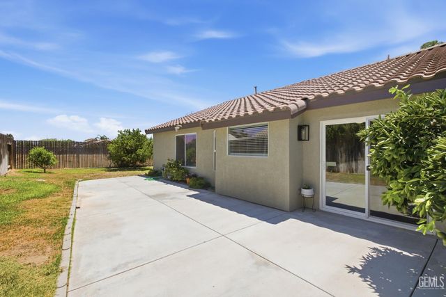 602 Lazy River Lane, Bakersfield, CA 93307