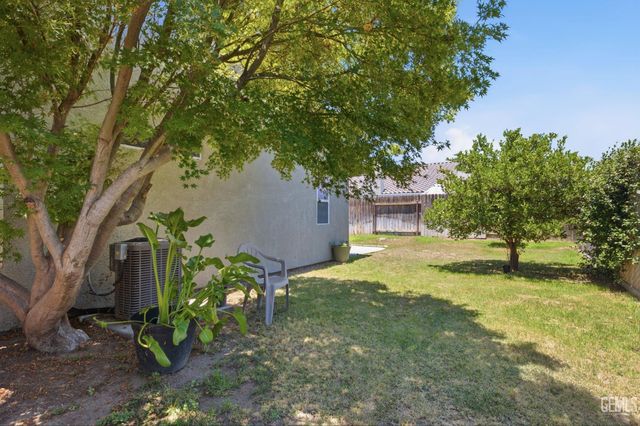 602 Lazy River Lane, Bakersfield, CA 93307