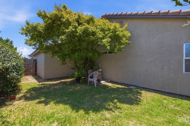 602 Lazy River Lane, Bakersfield, CA 93307