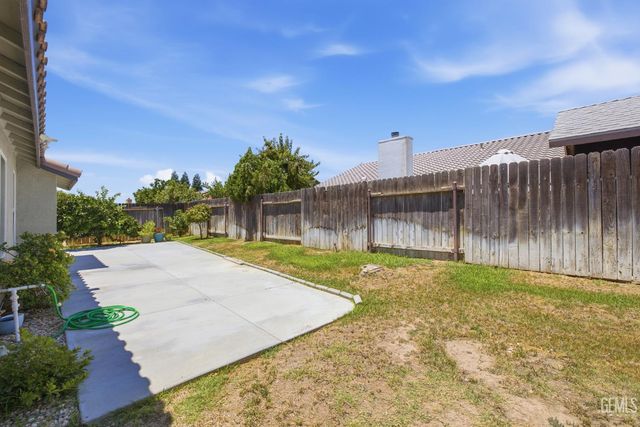 602 Lazy River Lane, Bakersfield, CA 93307