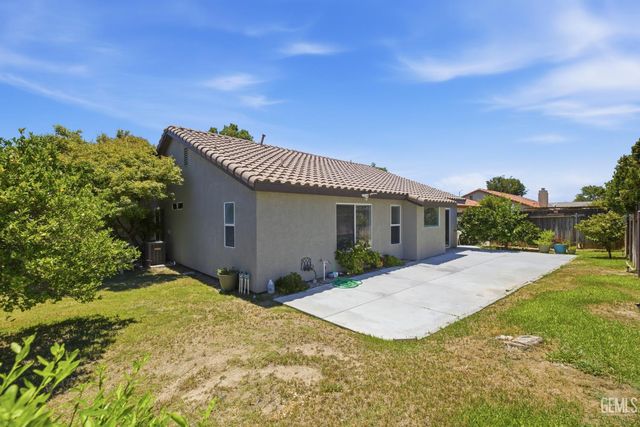 602 Lazy River Lane, Bakersfield, CA 93307