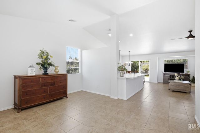 602 Lazy River Lane, Bakersfield, CA 93307