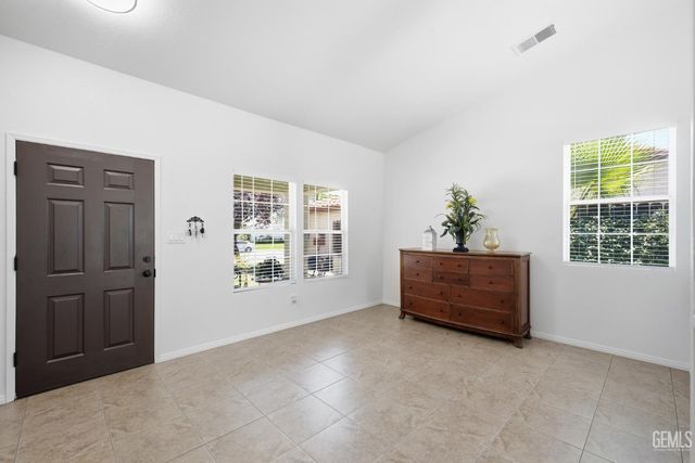 602 Lazy River Lane, Bakersfield, CA 93307