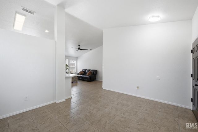 602 Lazy River Lane, Bakersfield, CA 93307