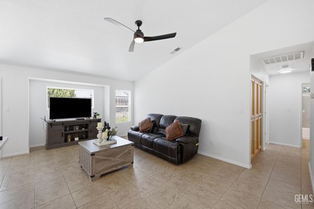 602 Lazy River Lane, Bakersfield, CA 93307