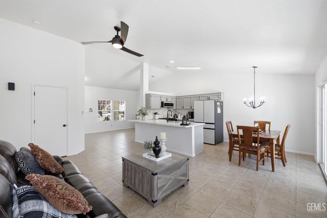 602 Lazy River Lane, Bakersfield, CA 93307