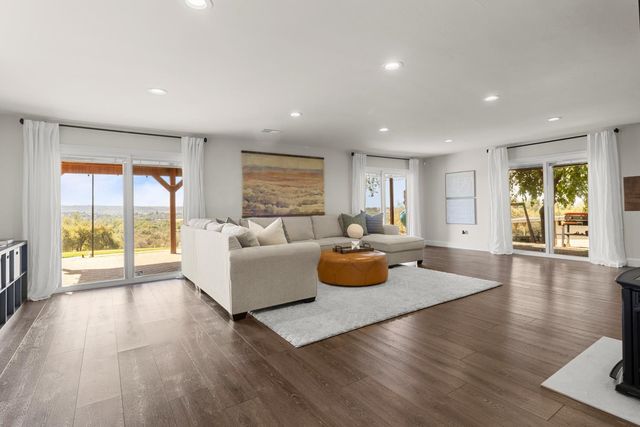 3755 Ayres Holmes Ln, Auburn, CA 95602