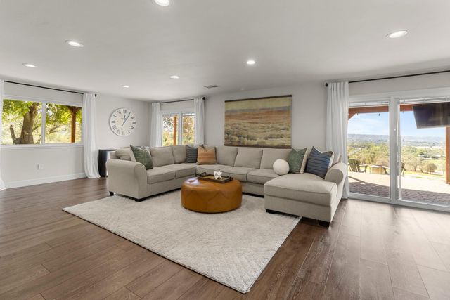 3755 Ayres Holmes Ln, Auburn, CA 95602