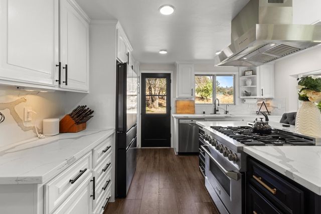 3755 Ayres Holmes Ln, Auburn, CA 95602