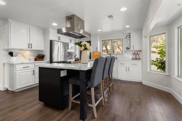3755 Ayres Holmes Ln, Auburn, CA 95602
