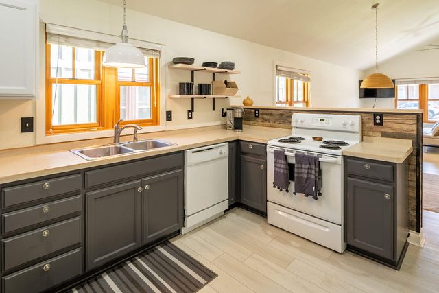 335 S Cottonwood Street, Sisters, OR 97759