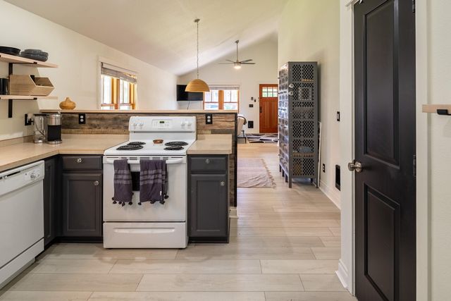 335 S Cottonwood Street, Sisters, OR 97759