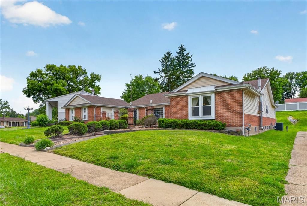 5 Blossomwood Court, Florissant, MO 63033