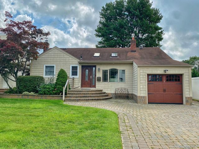 19 Stewart Street, Plainview, NY 11803