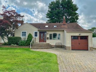 19 Stewart Street, Plainview, NY 11803