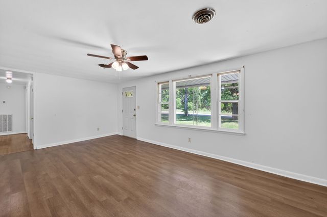 5979 Highway 100, Bon Aqua, TN 37025