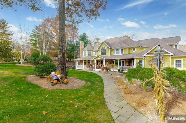 8 Stony Point Road, Oakland, NJ 07436