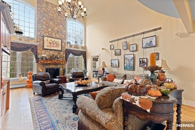 8 Stony Point Road, Oakland, NJ 07436