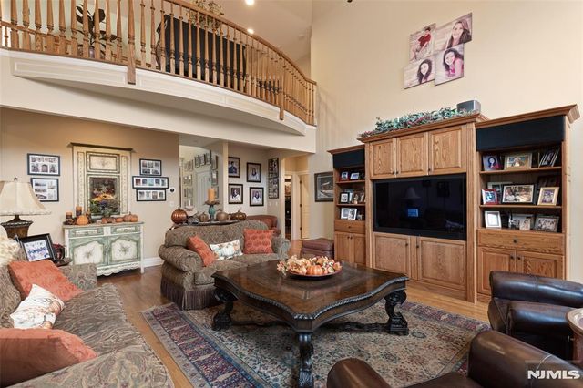 8 Stony Point Road, Oakland, NJ 07436