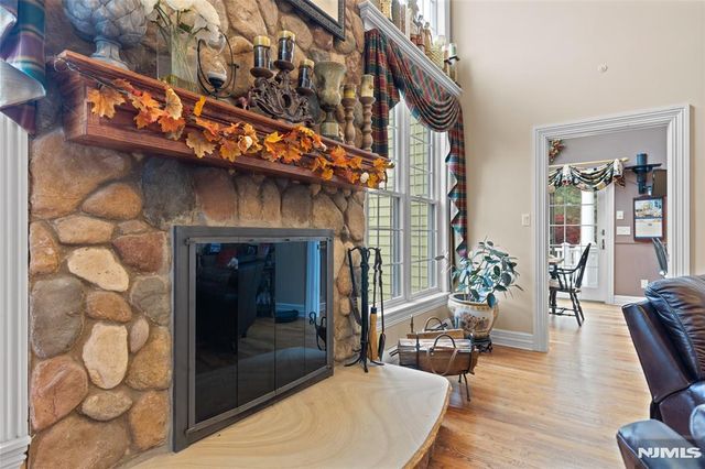 8 Stony Point Road, Oakland, NJ 07436