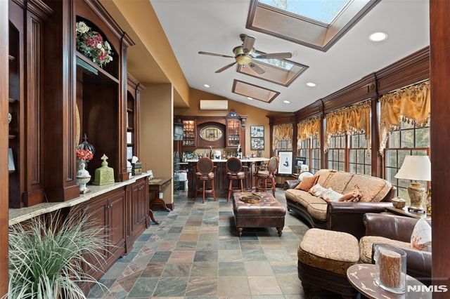 8 Stony Point Road, Oakland, NJ 07436