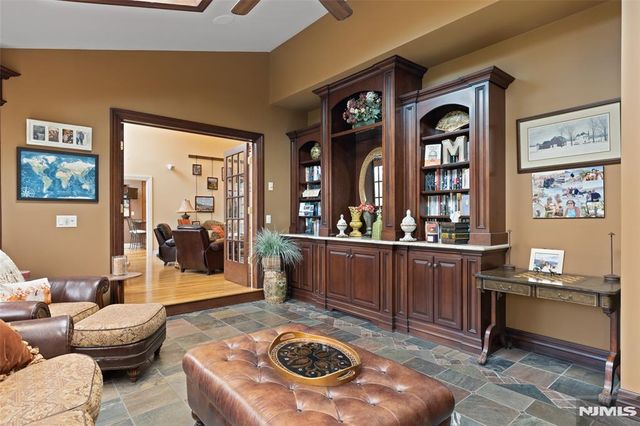 8 Stony Point Road, Oakland, NJ 07436