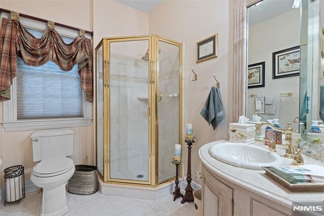 8 Stony Point Road, Oakland, NJ 07436