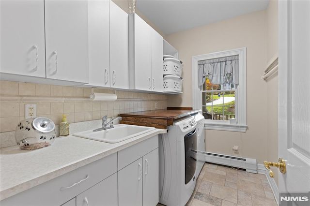 8 Stony Point Road, Oakland, NJ 07436