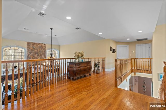 8 Stony Point Road, Oakland, NJ 07436