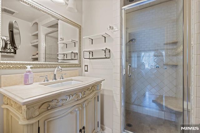 8 Stony Point Road, Oakland, NJ 07436