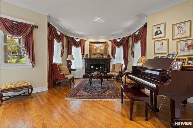 8 Stony Point Road, Oakland, NJ 07436