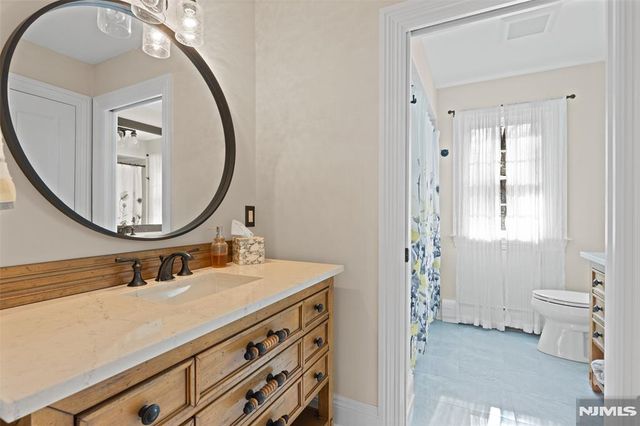 8 Stony Point Road, Oakland, NJ 07436