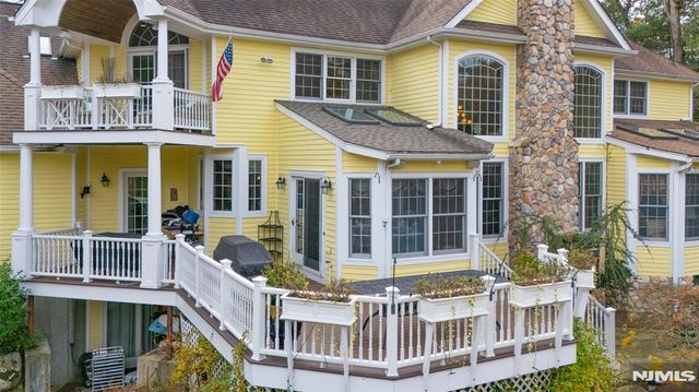 8 Stony Point Road, Oakland, NJ 07436