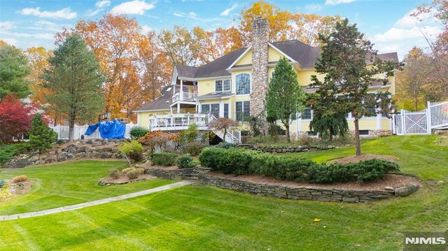8 Stony Point Road, Oakland, NJ 07436