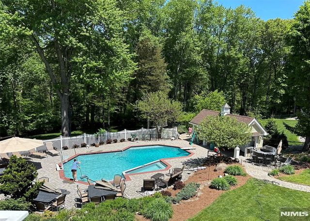 8 Stony Point Road, Oakland, NJ 07436